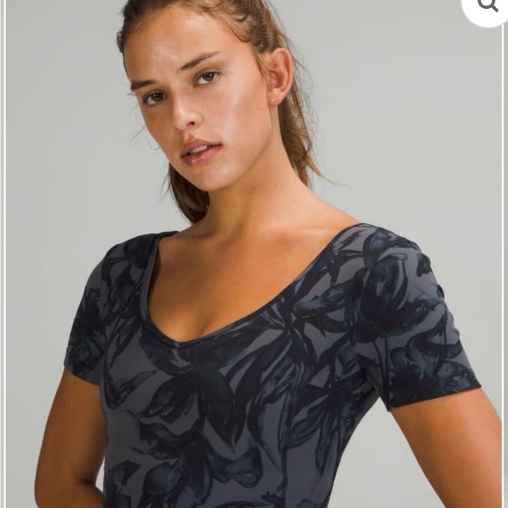 Lululemon Align Tee Botanical Bloom. Medium. EUC.